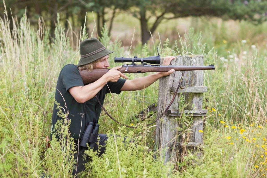 Hier wird ein Baumstumpf zum Anstreichen genutzt. Der Daumen hält dabei die Waffe und gibt ihr Stabilität.