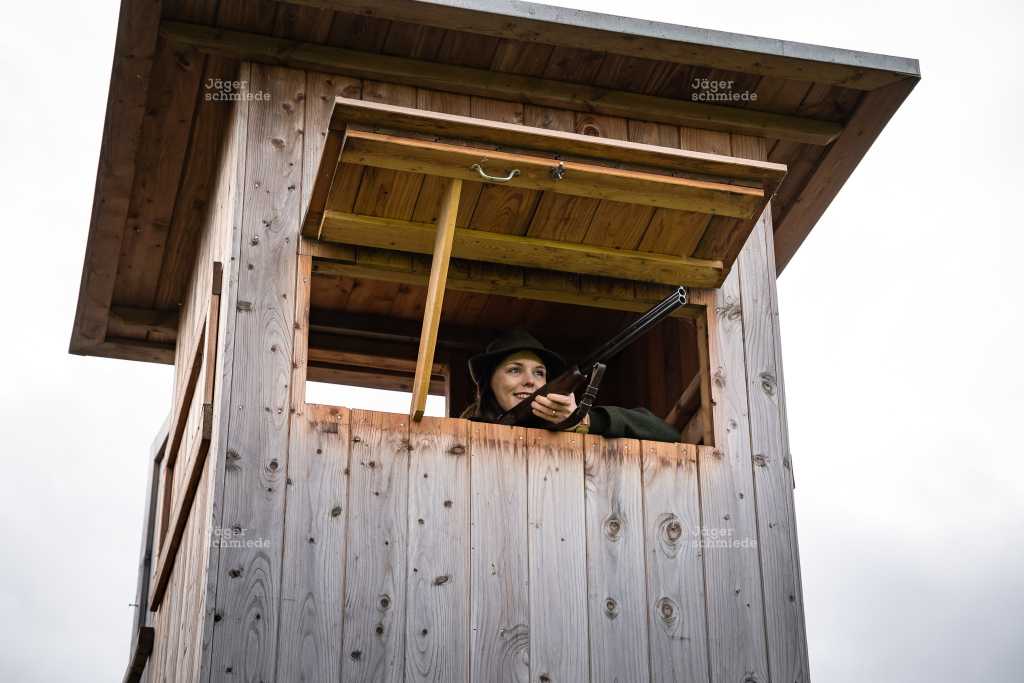 Abbildung: Jägerin beim Ansitz auf einem Hochsitz