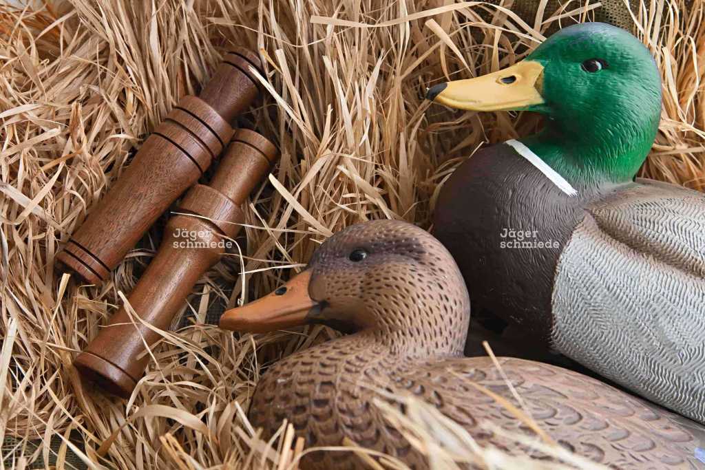 Abbildung: Lockpfeife und Entenattrappen zur Lockjagd auf Enten.